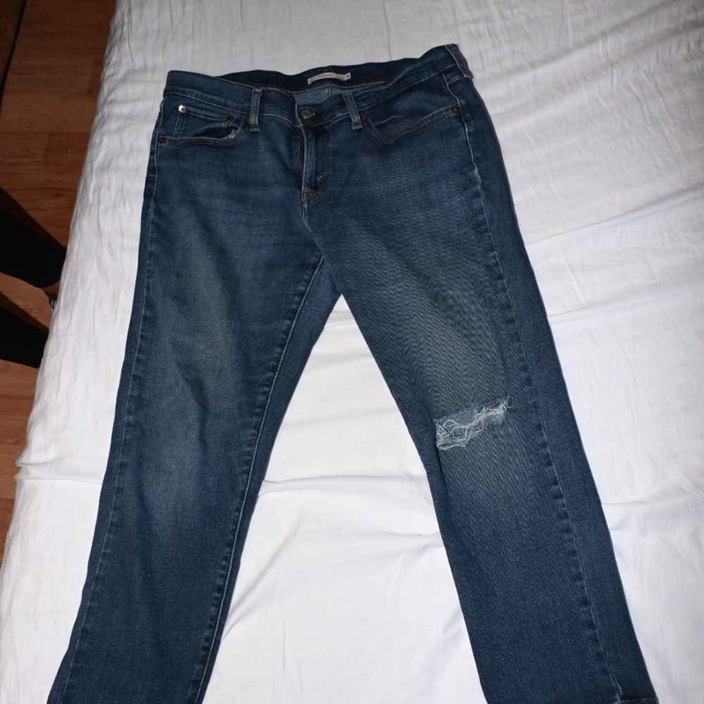 Levi's Women's Boyfriend Jeans Size 31 Medium Wash Blue Mid Rise Crop